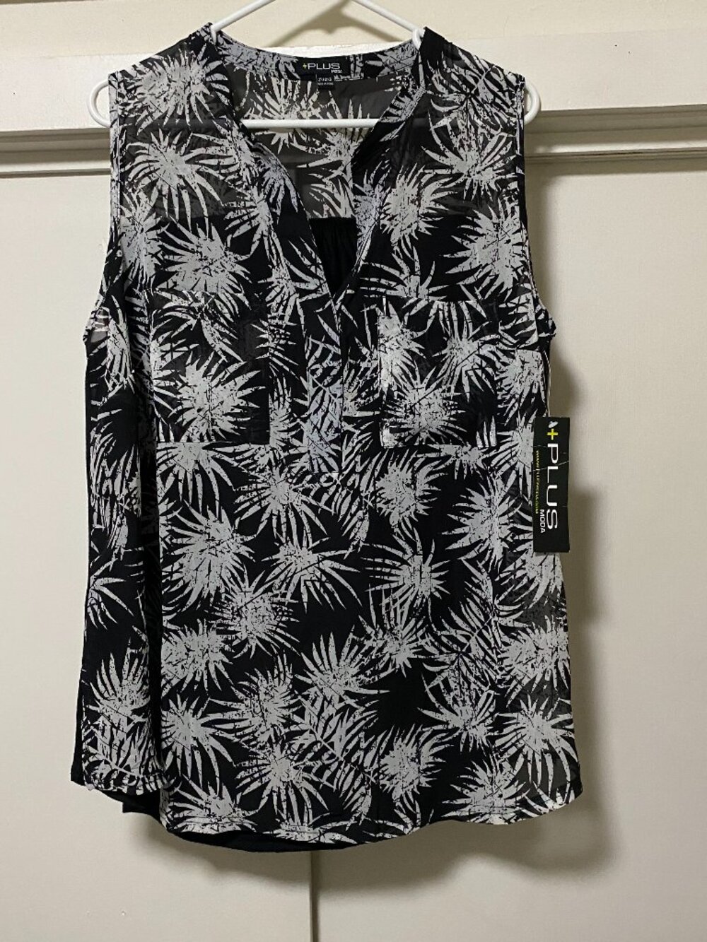 NWT - Plus Moda, black w/white starburst, sleeveless blouse, size 2X